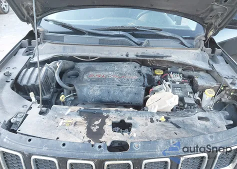 2018 Jeep Compass Latitude 4X4 z USA, uszkodzony, nr VIN 3C4NJDBB6JT232521